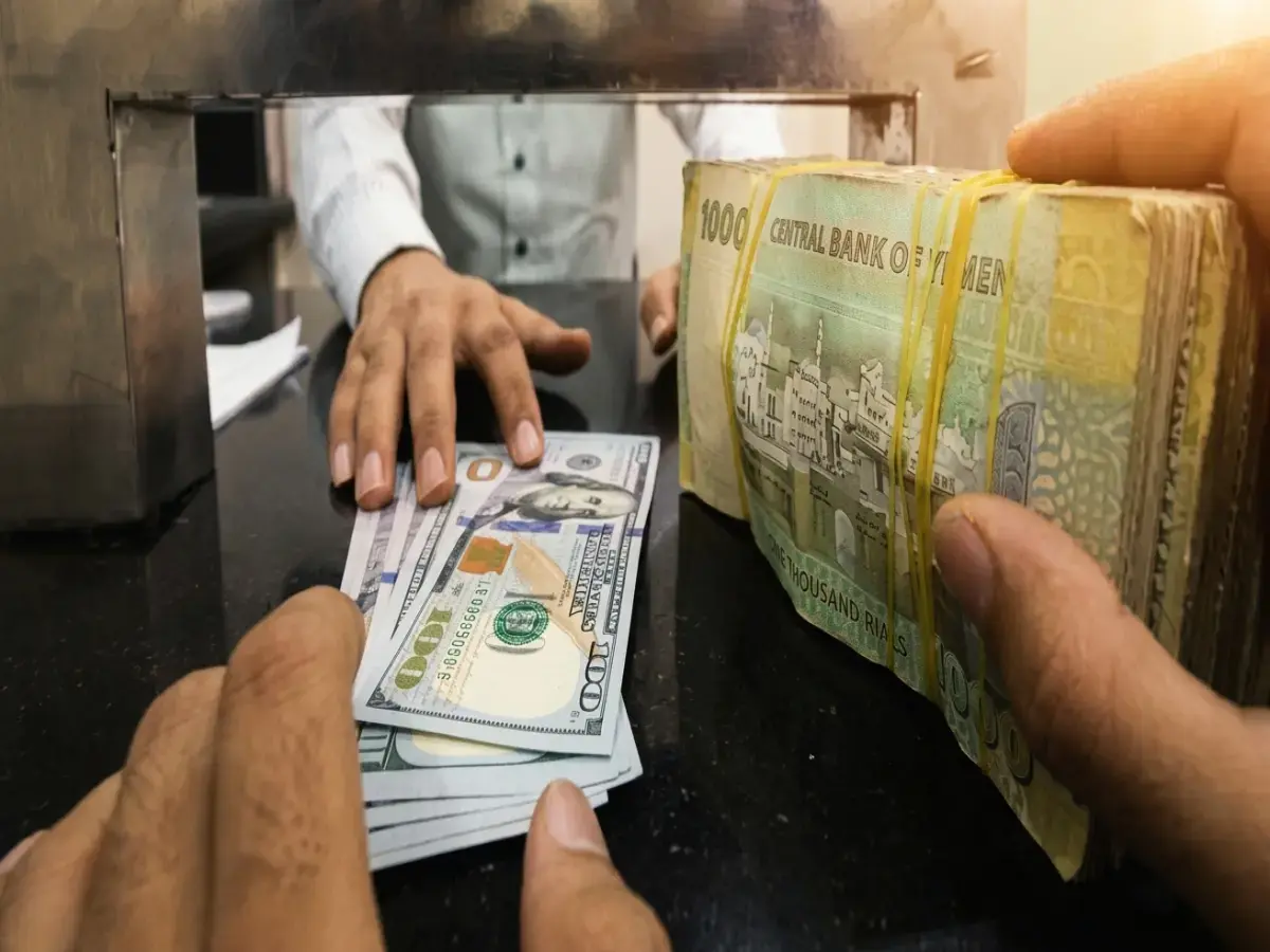 عاجل: صدمة أسعار الريال اليمني - فرق خيالي بين عدن وصنعاء يصل 300%… كيف يحول حياتك?