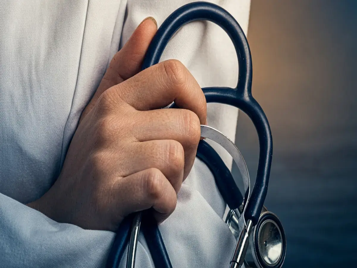 عاجل: القرار الصارم ضد الطبيبة المزيفة يكشف مفاجأة صادمة... منع ظهور وحجب حسابات 'صاحبة مقولة مسحنا الأمعاء'!