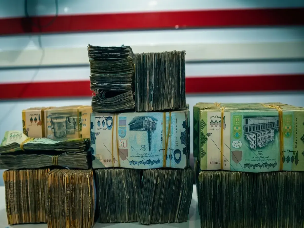 عاجل: الريال اليمني يُحقق استقراراً صادماً وسط الأزمة… أسعار الدولار والريال السعودي تُظهر فجوة هائلة بين صنعاء وعدن!