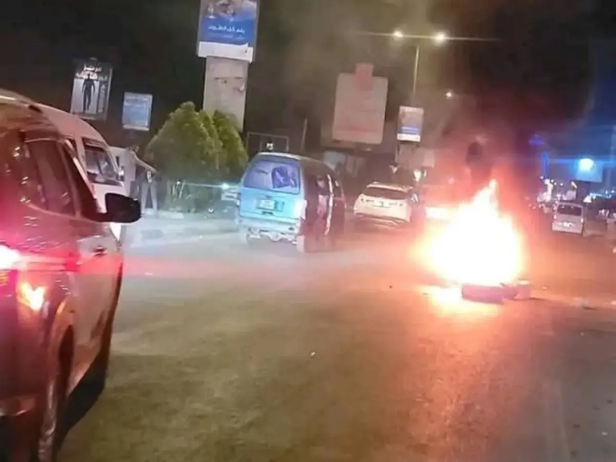عادن تشهد ثورة جديدة: محتجون يقطعون طرق رئيسية ويحرقون إطارات احتجاجاً على انقطاع الكهرباء - هل يستمر التدهور؟
