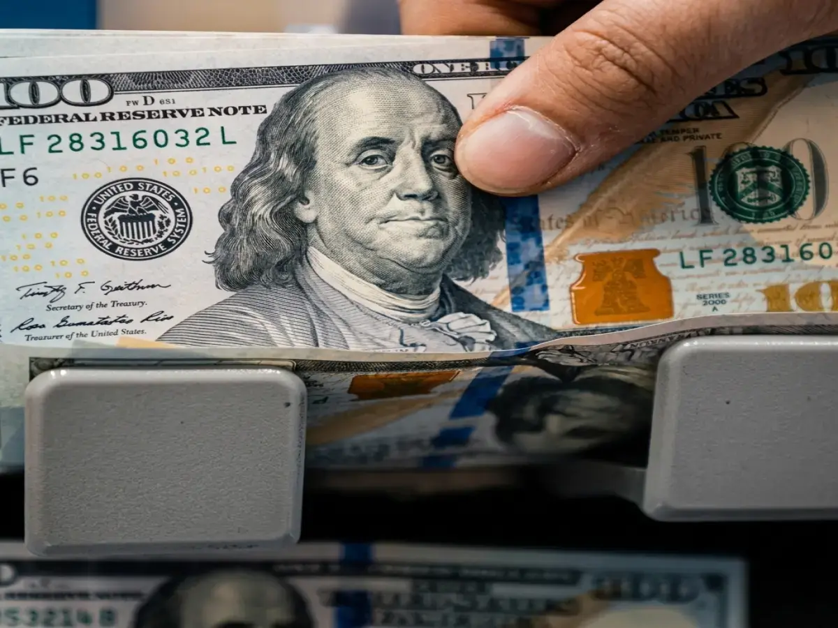 عاجل: سعر الدولار يقفز إلى 51.92 جنيه في هذه البنوك… خبراء يحذرون من تداعيات خطيرة!