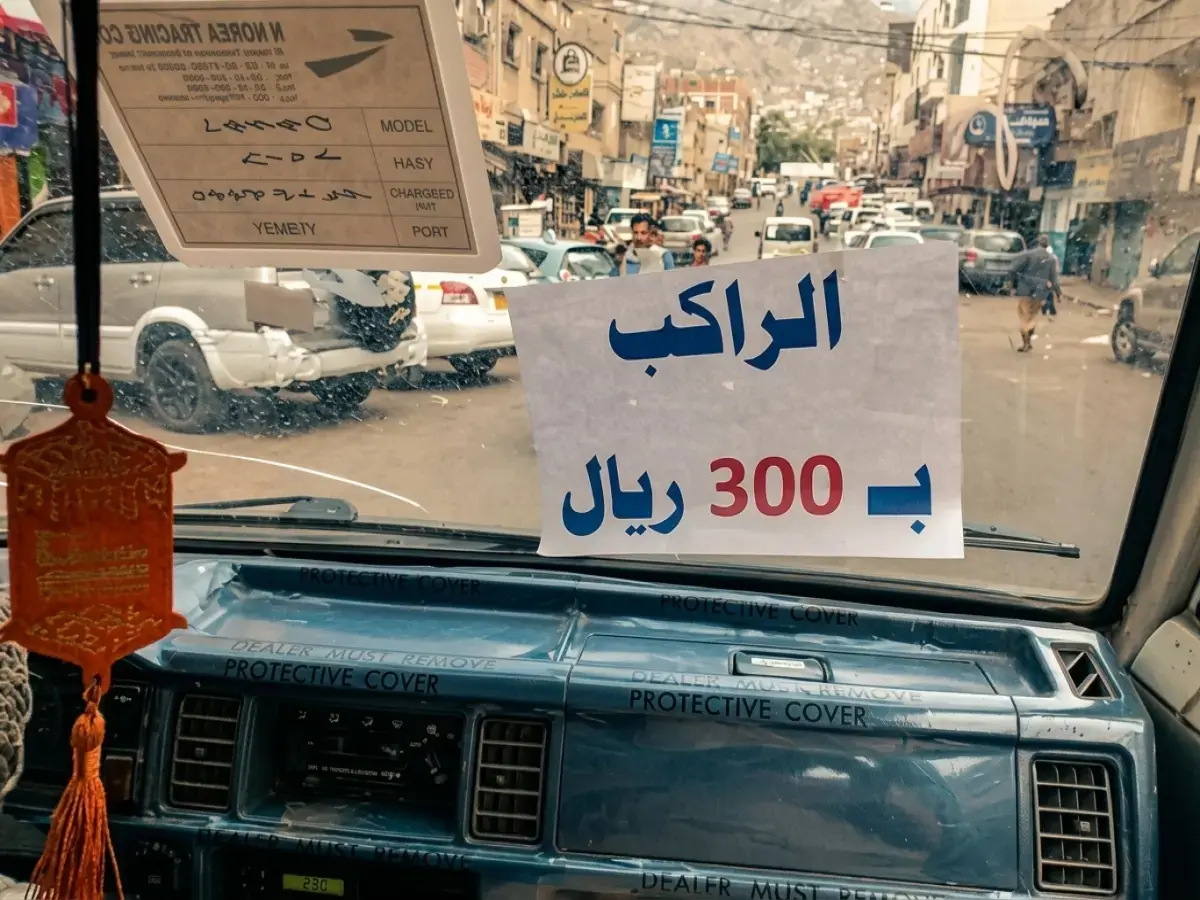 نار في الشارع: 300 ريال فقط تكشف فضيحة تعز… لماذا يصمت المسؤولون عن انتهاك حقوق المواطنين؟