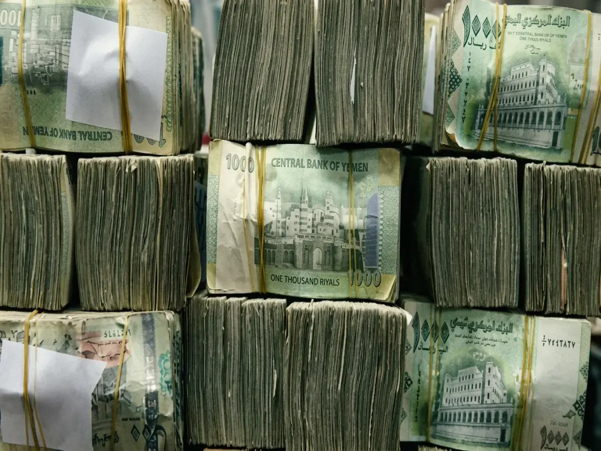 عاجل: أسعار الدولار تشتعل في اليمن… فجوة صادمة 1000 ريال بين عدن وصنعاء تفجر الأسواق!