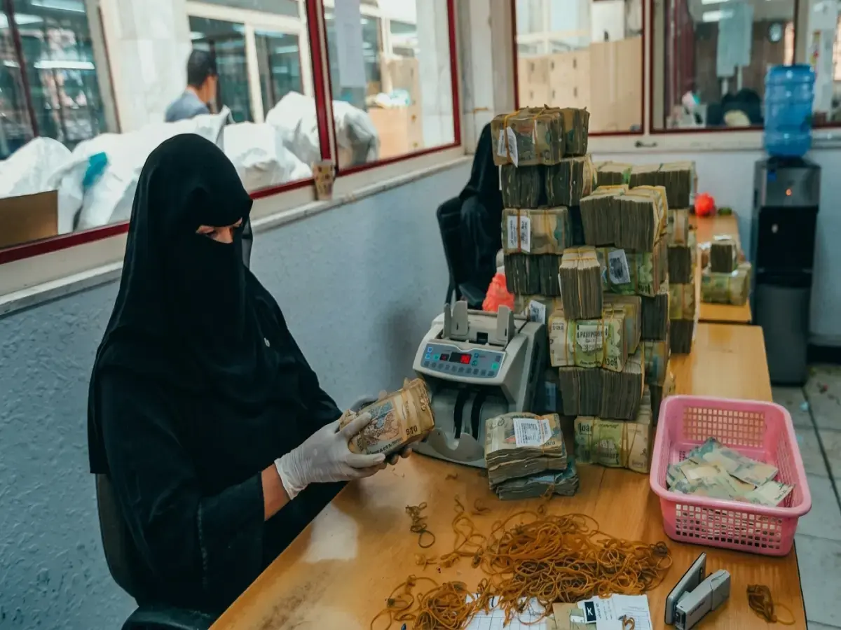 صادم: الفجوة النقدية المخيفة بين اليمن شمالاً وجنوباً - دولار الحكومة ب1550 ريالاً ودولار الحوثيين 540 فقط!