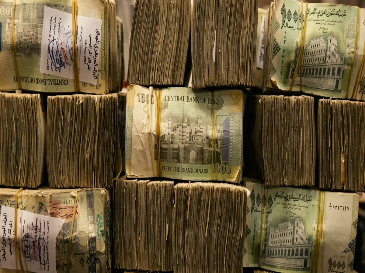 صادم: أسعار الصرف تتحول لمعركة بين عدن وصنعاء.. فجوة مخيفة بين 535 و1582 ريال!