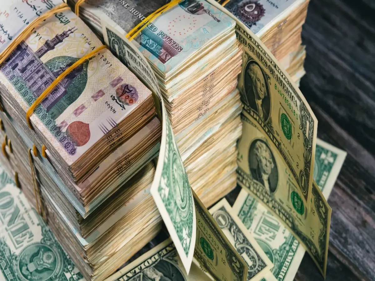 صدمة أسواق مصر: الدولار يهوي قرب 50 جنيهاً بعد اتفاق أمريكا وإيران... تحذير من 3 مخاطر تهدد المدخرين!