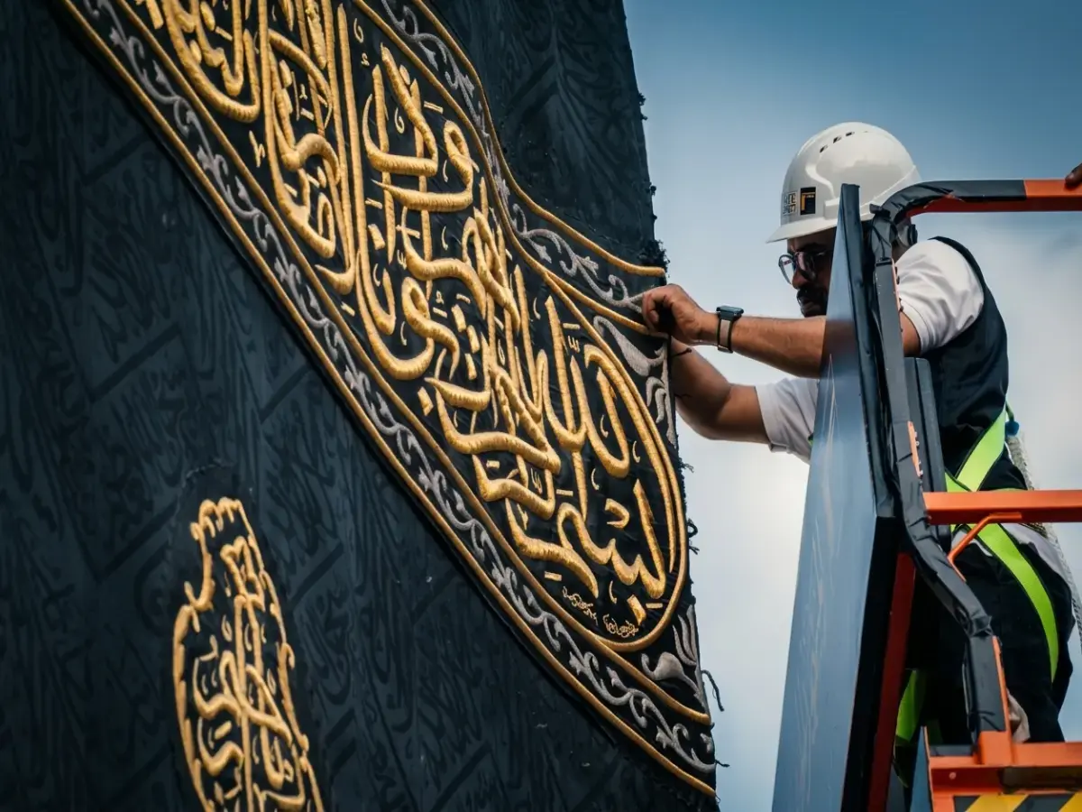 حصري: حكاية الأنامل السعودية التي تكتب التاريخ… كيف تتحول قطعة حرير إلى كسوة الكعبة في اللحظة الأقدس؟