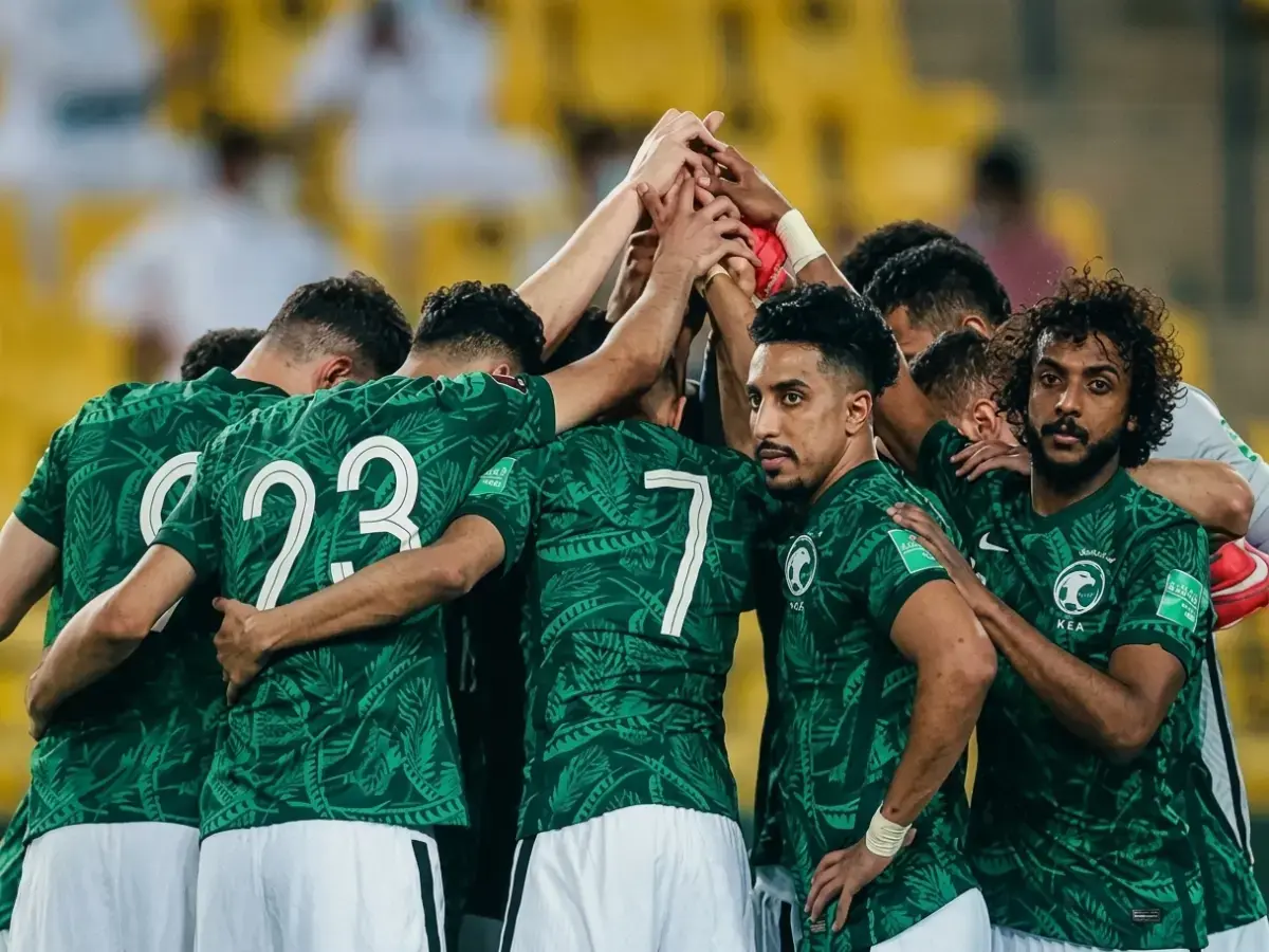 عاجل: عبدالإله العمري يدخل تاريخ السعودية بهدف صاروخي في شباك أوروجواي.. أول مدافع يسجل للمنتخب في تاريخ المونديال!