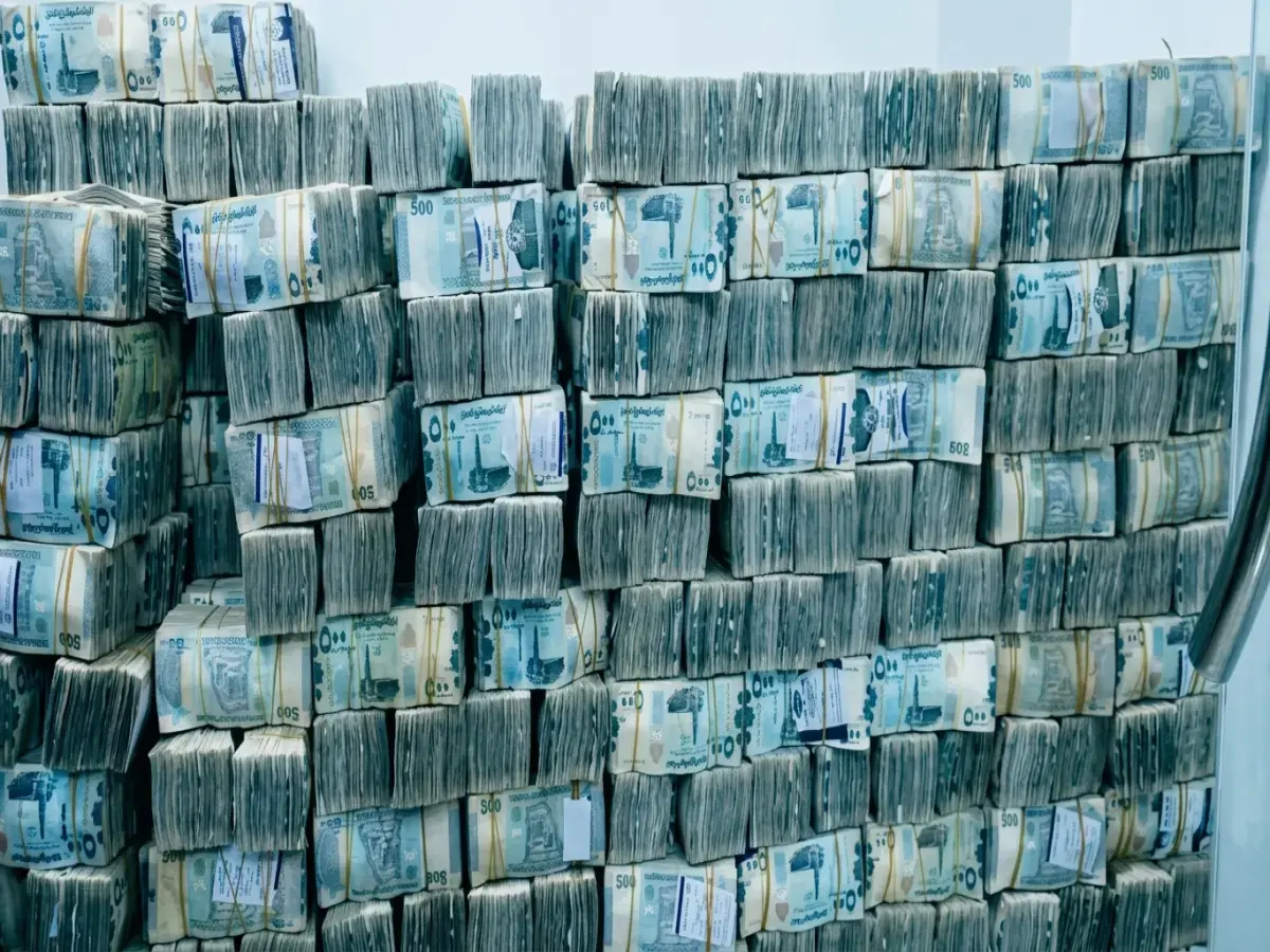انفجار صاروخي في أسعار العملات: الريال اليمني ينهار أمام الدولار… فجوة صادمة بين عدن وصنعاء!