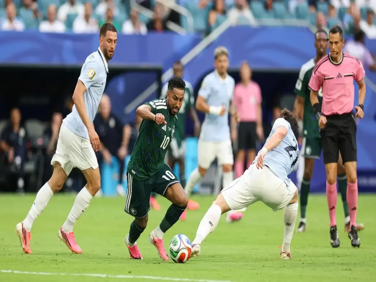خلف الكواليس: الحارس السعودي محمد العويس يسحر الجميع بأداء مذهل - وأسطورة أوروغواي يكشف سر العراكية التي حيرت العالم!