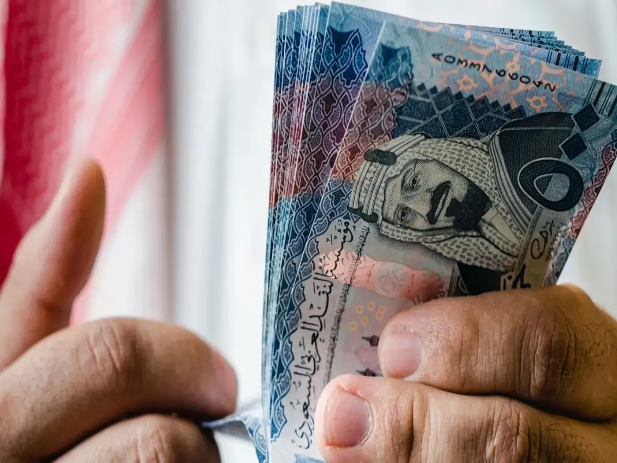 صدمة في البنوك: الريال السعودي يسجل انهيار مفاجئ أمام الجنيه في 5 بنوك كبرى… هل انتهى عصر التحويلات القوية؟