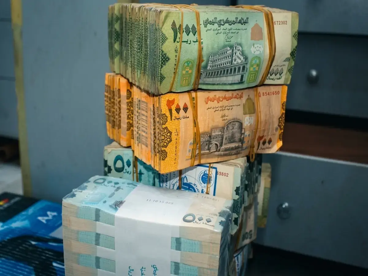 عاجل: فجوة مخيفة بين سعر الدولار في عدن وصنعاء… 1000 ريال فرق في كل دولار! الأسواق في حالة ذهول