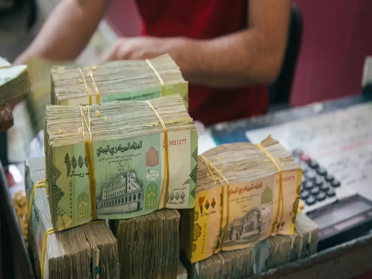مؤثر بصري: أول جرافيك يكشف الفجوة الصارخة بين الدولار الحوثي والحكومي في اليمن - هل تتوقع انفجار الأسعار قريباً؟