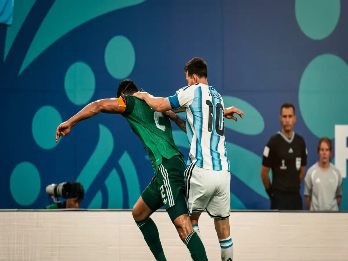 عاجل: ميسي ينجو من الطرد في تدخل عنيف على عيسى ماندي - خبير التحكيم الدولي: 'كان يستحق البطاقة الحمراء' بعد لقطة جدلية هزت مباراة الأرجنتين والجزائر!