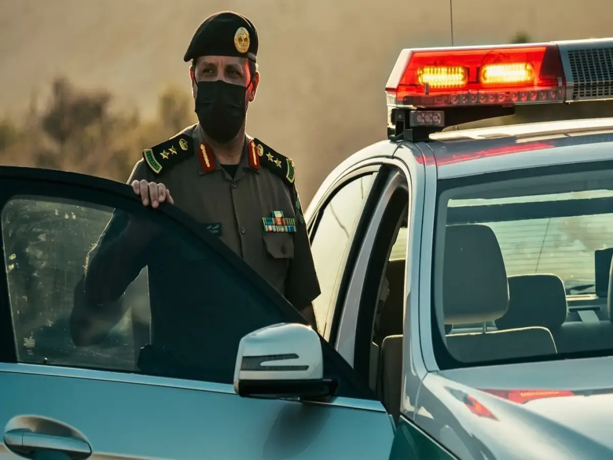 عاجل: تحذير من المرور بالسعودية يهز قائدي السيارات - غرامات تصل 900 ريال بسبب خطأ شائع في التظليل!
