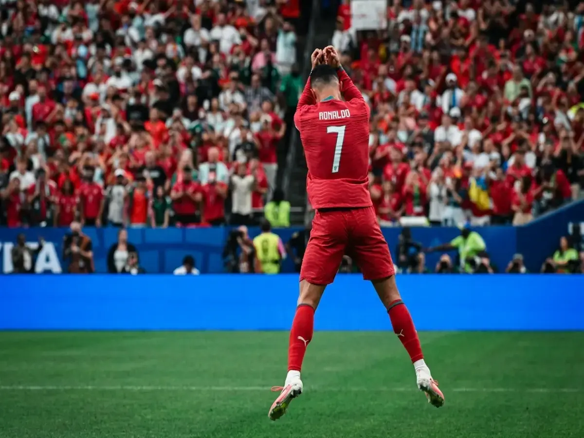 انفجار الرقم القياسي: كريستيانو رونالدو يدخل قائمة عمالقة التهديف التاريخية في كأس العالم... بينما يتصدر ميسي القائمة!
