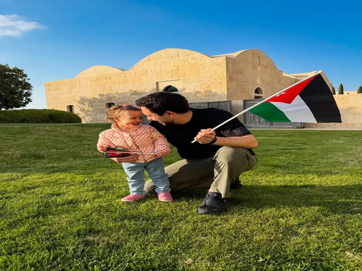 لحظة تاريخية في المدرجات: الملك عبدالله الثاني وحفيدته الأميرة إيمان يهزمان بروتوكول القصور بقمصان حمراء ويصنعان أجمل ذكريات كأس العالم!