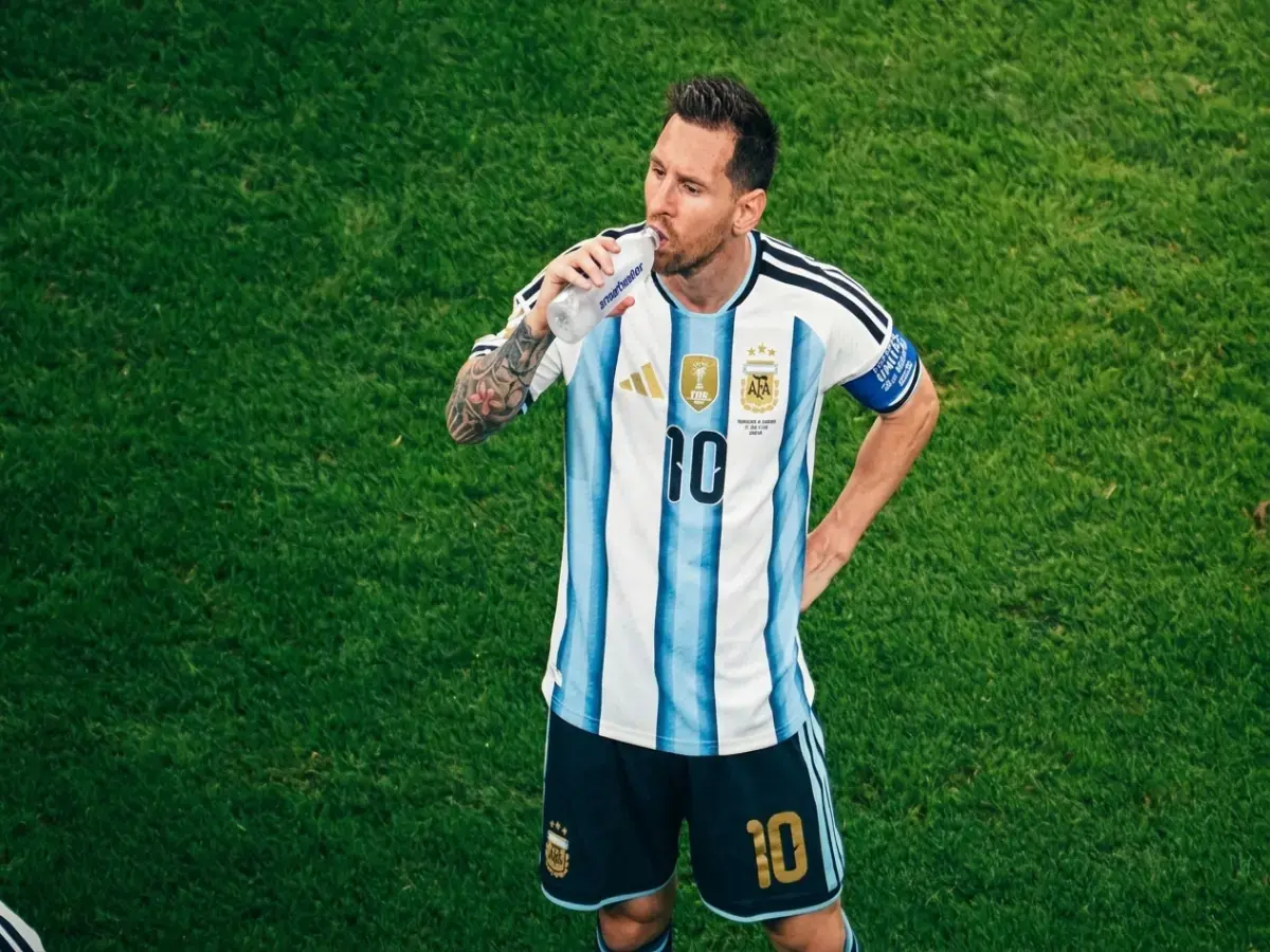 حقيقة صادمة عن بطولة كأس العالم 2026 في أمريكا: 90 دقيقة لم تعد شوطين بل 4 أجزاء… لاعبو ومدربون يكشفون سرّ التوقفات الغريبة التي صدمت الجماهير