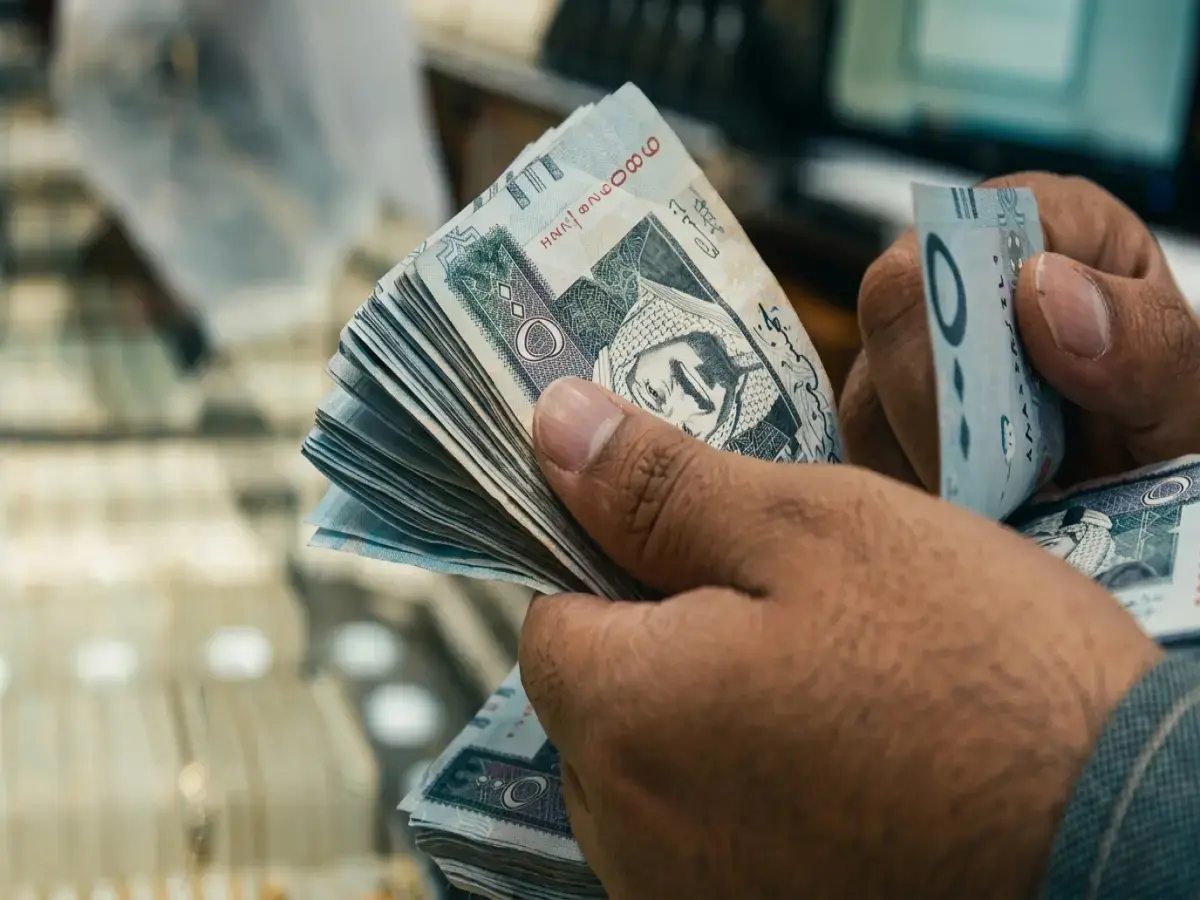 صراع عمالقة العملات في السودان: الريال السعودي يستقر عند 1253.33 جنيه.. والدولار يحقق رقمًا قياسيًا ب4700 جنيه!