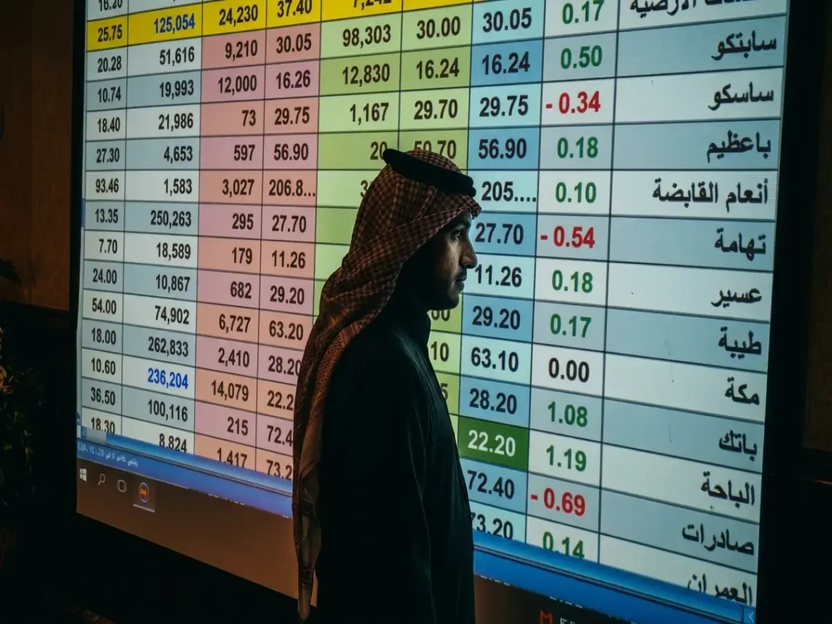 عاجل: مؤشر «تداول» يتراجع 27 نقطة رغم صعود أسهم عقارية بقفزة 10%… سر التراجع يكشفه خبير أسواق!