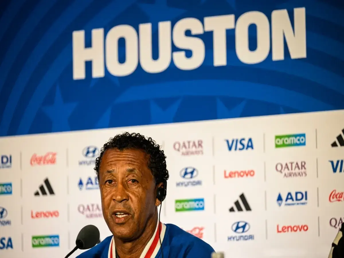 فيديو: الرأس الأخضر يصنع التاريخ… مدرب المنتخب الصادم يُشعل السيجار احتفالًا بعد إقصاء السعودية والتأهل للأرجنتين!