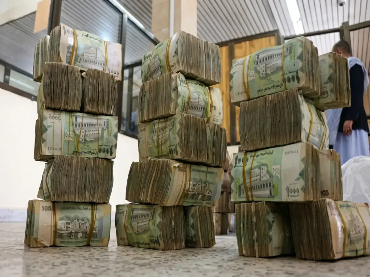عاجل: اختلاف صادم! سعر الدولار أمام الريال اليمني في عدن يصل 1582... بينما في صنعاء 540 فقط! فجوة تاريخية تكشف واقعين اقتصاديين