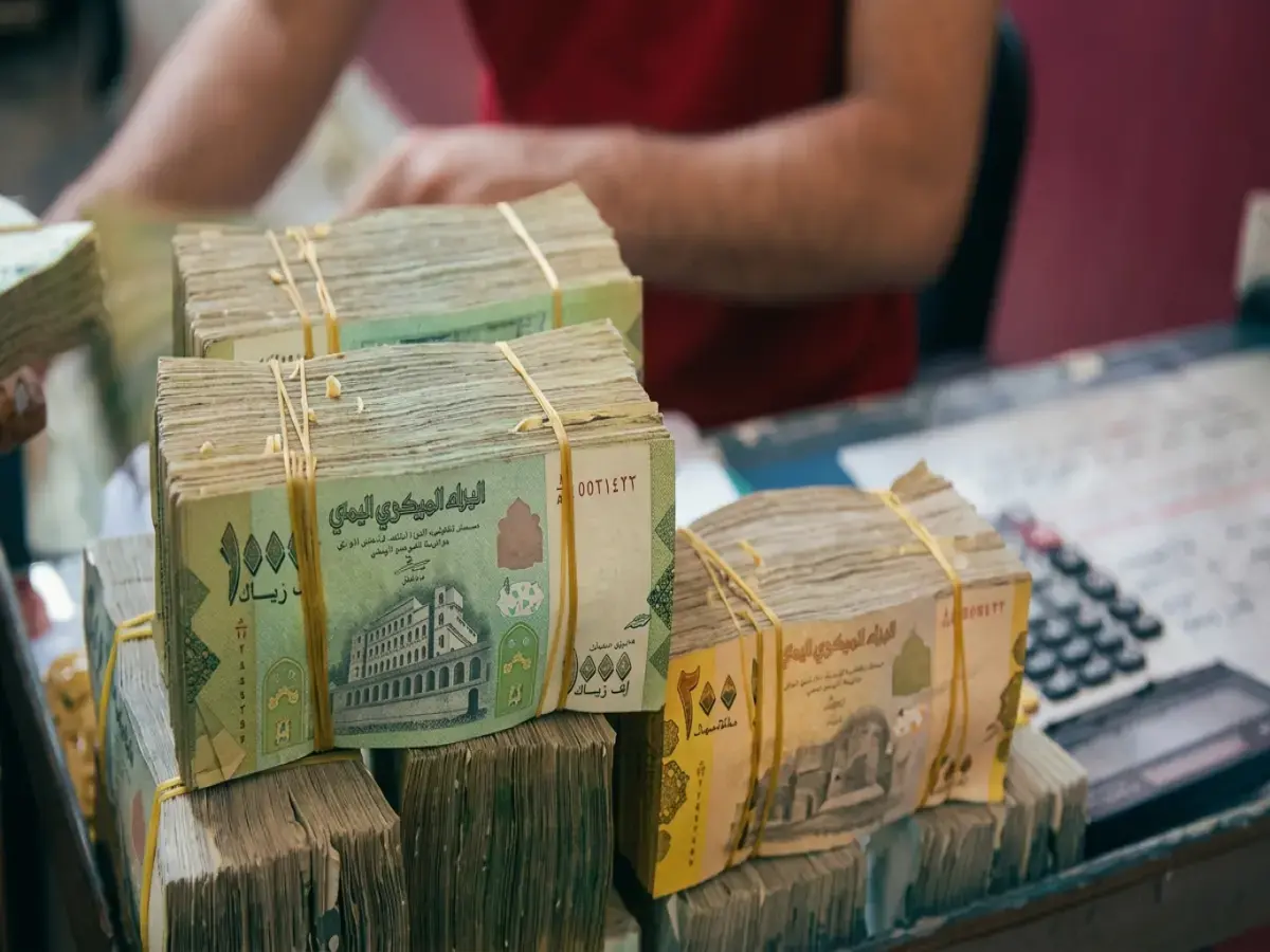 عاجل: الفجوة النقدية المرعبة تُظهر كارثة الريال في عدن بينما يتربع في صنعاء - كيف تعيش المنطقتان تحت نفس السماء؟