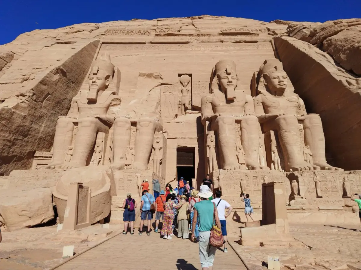 عاجل: مصر تحقق المستحيل… 6.1 مليون سائح خلال 4 أشهر رغم الحرب!