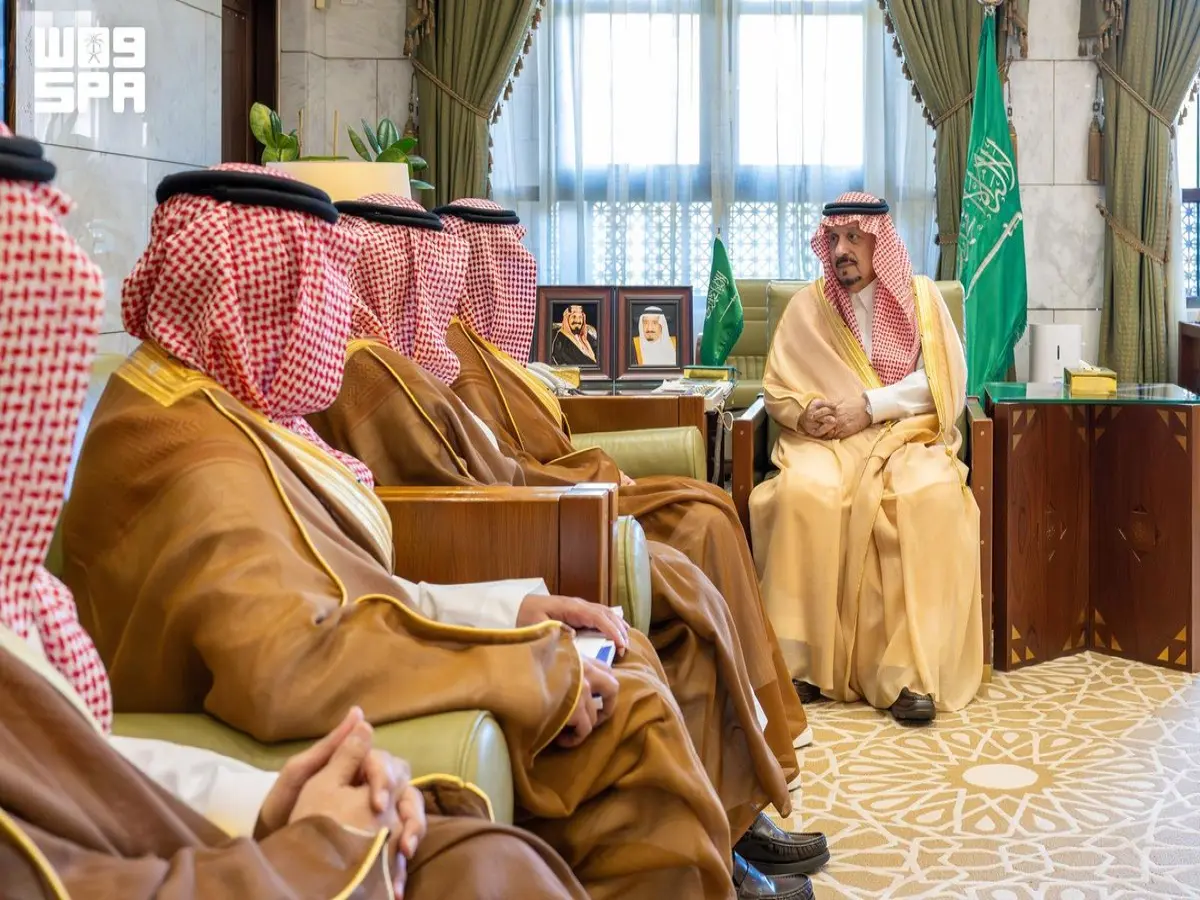 خلف الكواليس: لقاء أمير الرياض مع محافظ الاتصالات يكشف النقاب عن مفاجآت كبرى لقطاع التقنية في 2024!
