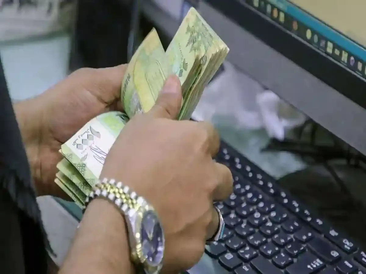 عاجل: مصدر مصرفي يكشف أسعار صرف العملات اليمنية اليوم…  القرار المفاجئ الذي سيؤثر على محافظ الجميع!