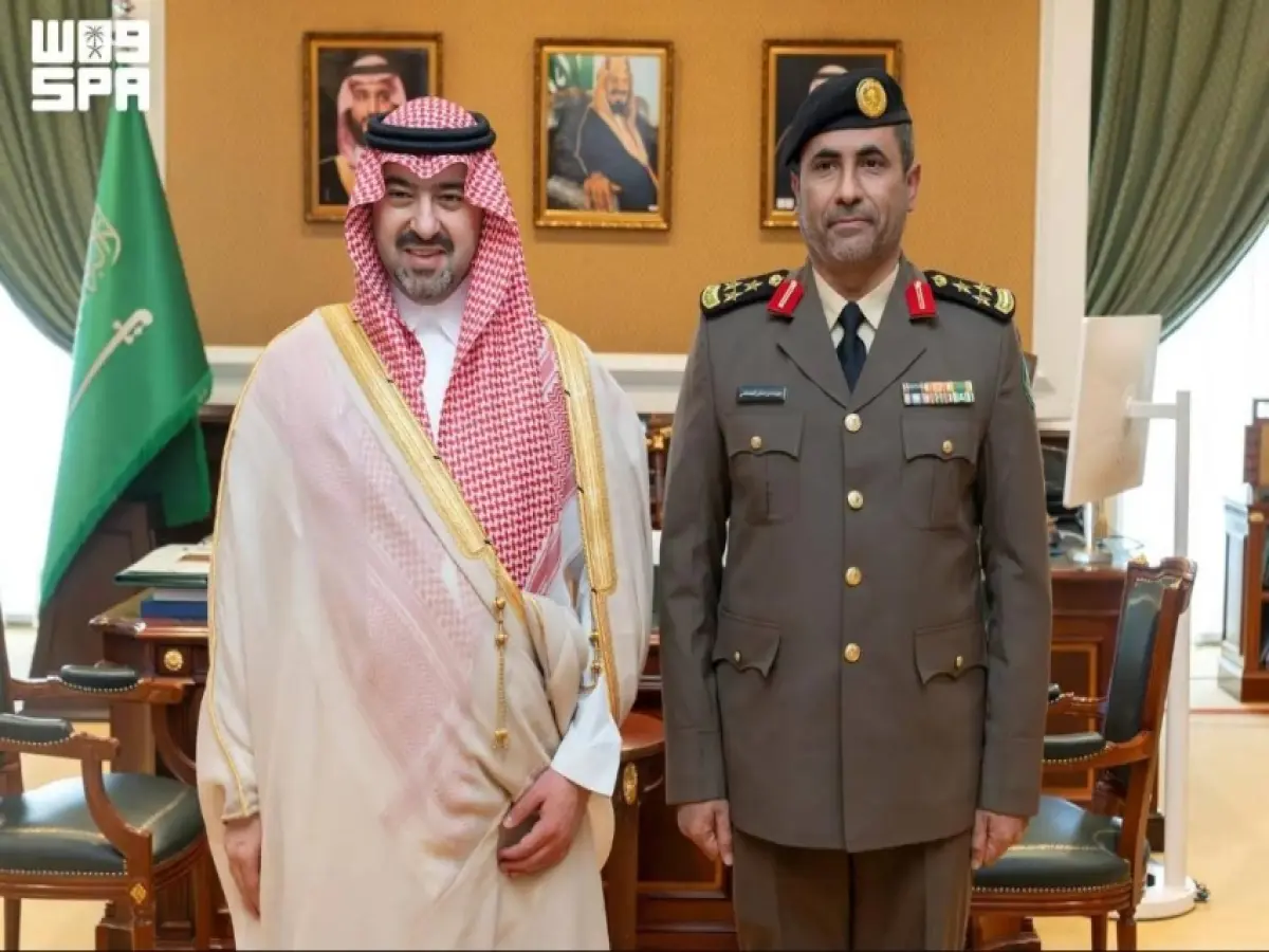 عاجل: نائب أمير تبوك يقلد مسؤولين أمنيين رتبهم الجديدة - صورة حصرية للتقليد التاريخي!
