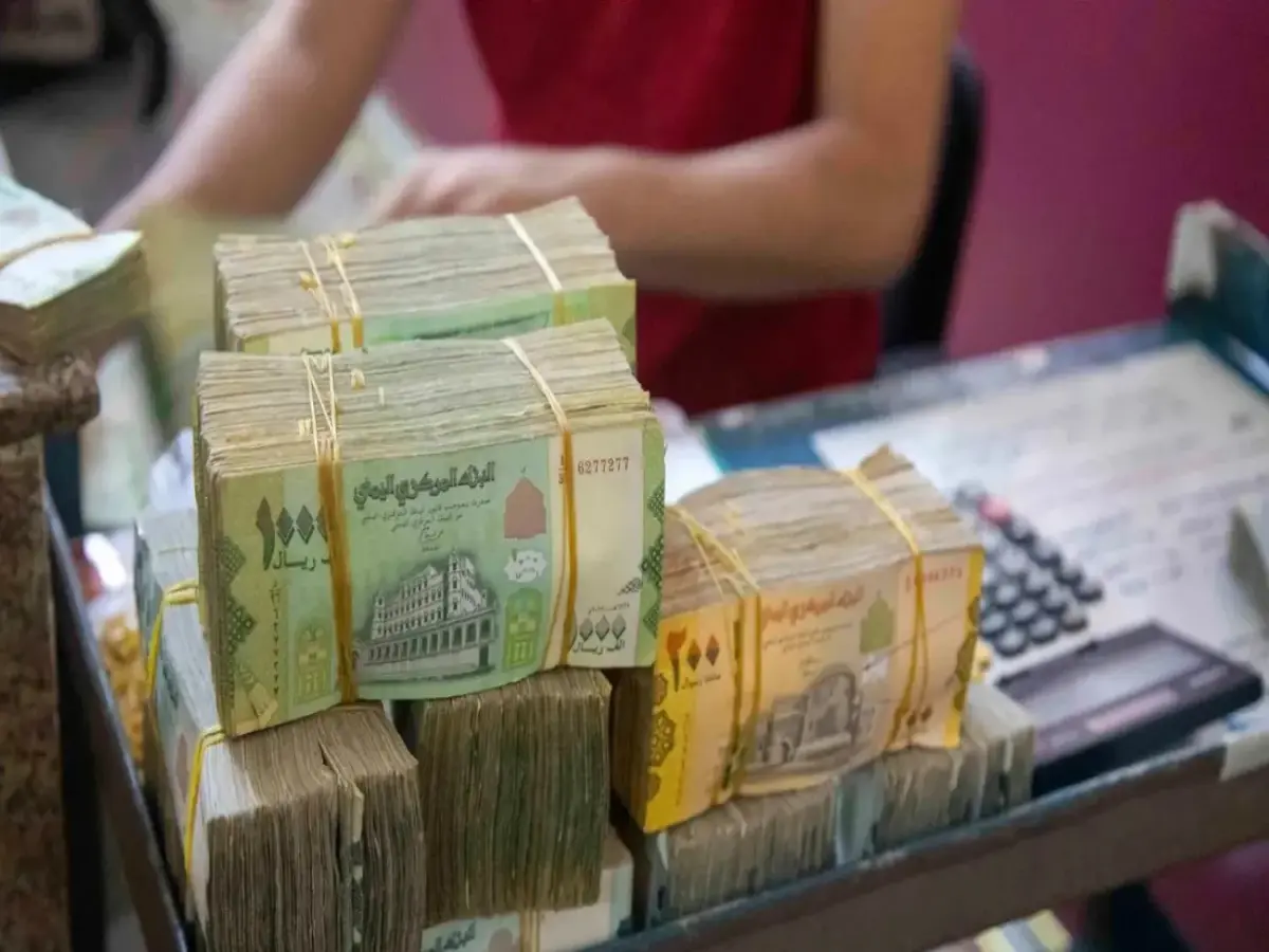 عاجل: اليمن يغرق في أزمة نقدية صادمة... مواطنون يبيعون الدولار بأقل من سعره الرسمي وسط فوضى الصرف!