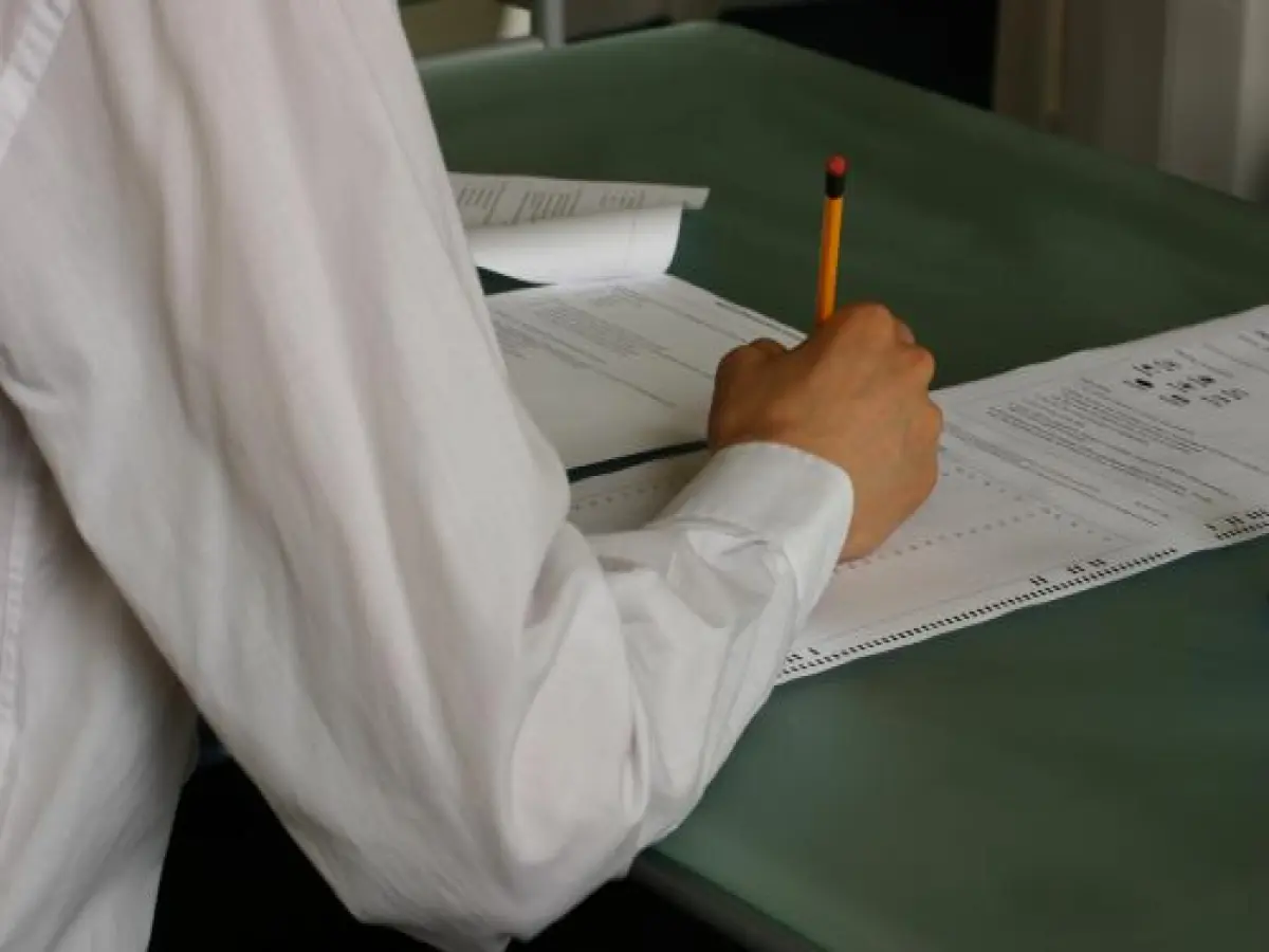 إعلان رسمي: نموذج إجابة امتحان الفيزياء 2026 - المرجع الوحيد المعتمد لتصحيح 32 سؤالاً وقياس التفكير التحليلي!