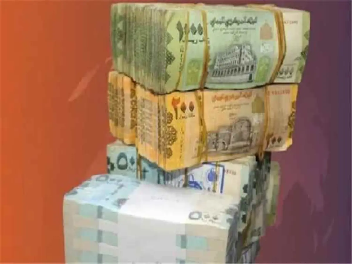 عاجل: اليمن أمام مفاجأة نقدية خطيرة… سعر الدولار ينهار 300% في مناطق - ويقفز بشكل جنوني في أخرى!