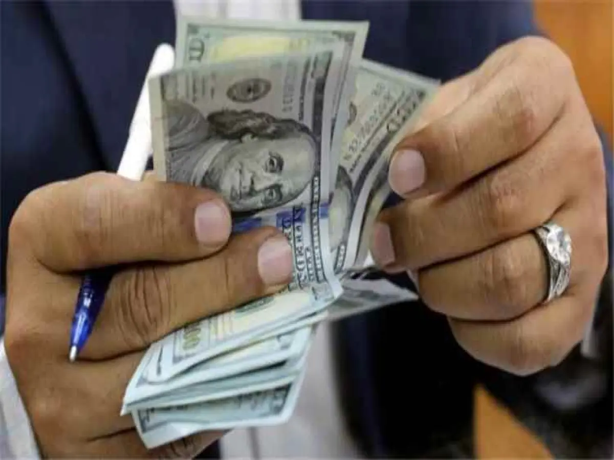 انفجار حاد في أسعار الدولار: تباين جنوني يصل إلى 300% بين صنعاء وعدن - هل تستمر الأزمة؟