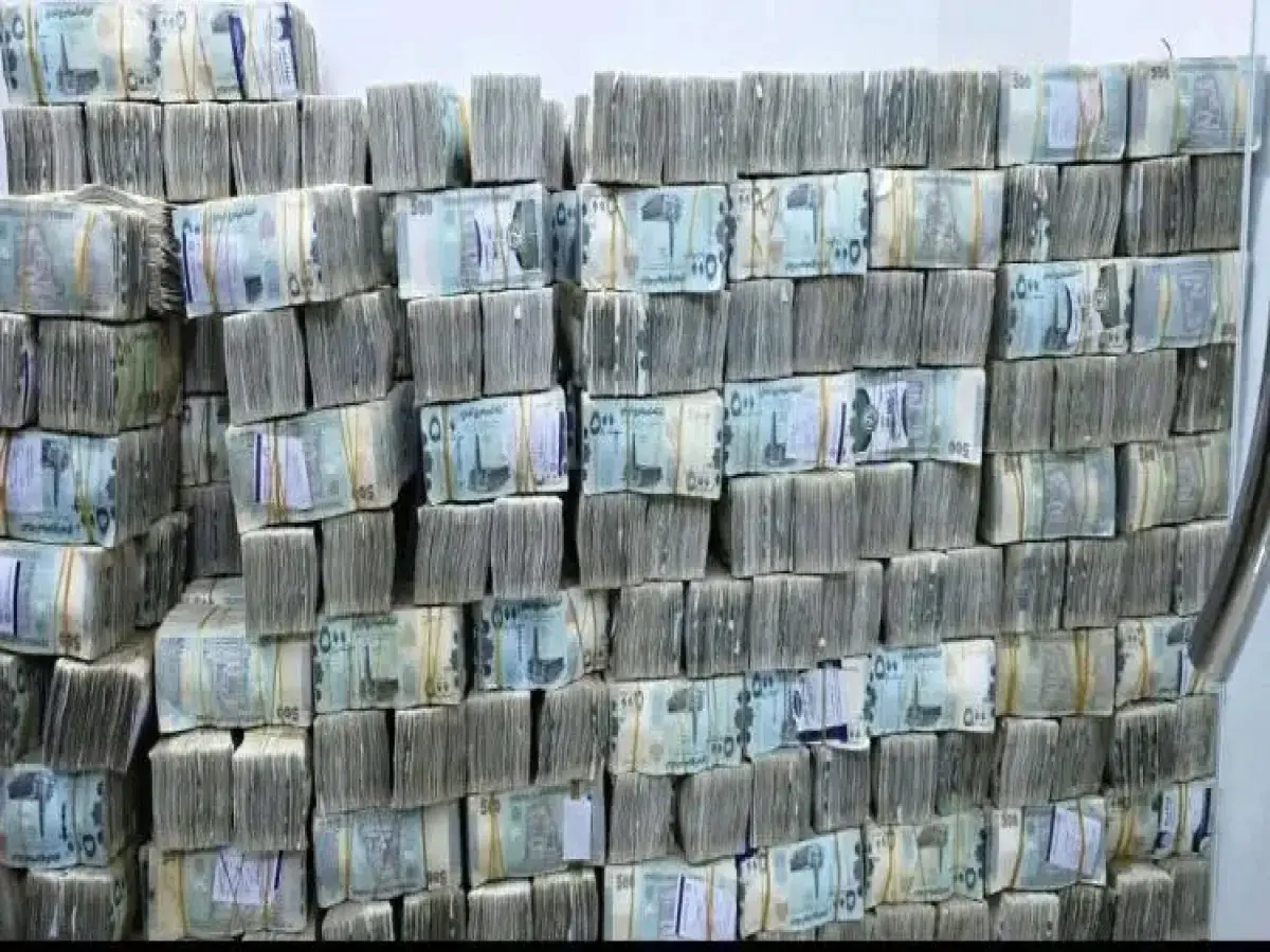 عاجل: تفجير سعر الدولار في عدن! فرق صادم بين الجنوب والشمال يقترب من 1000 ريال!