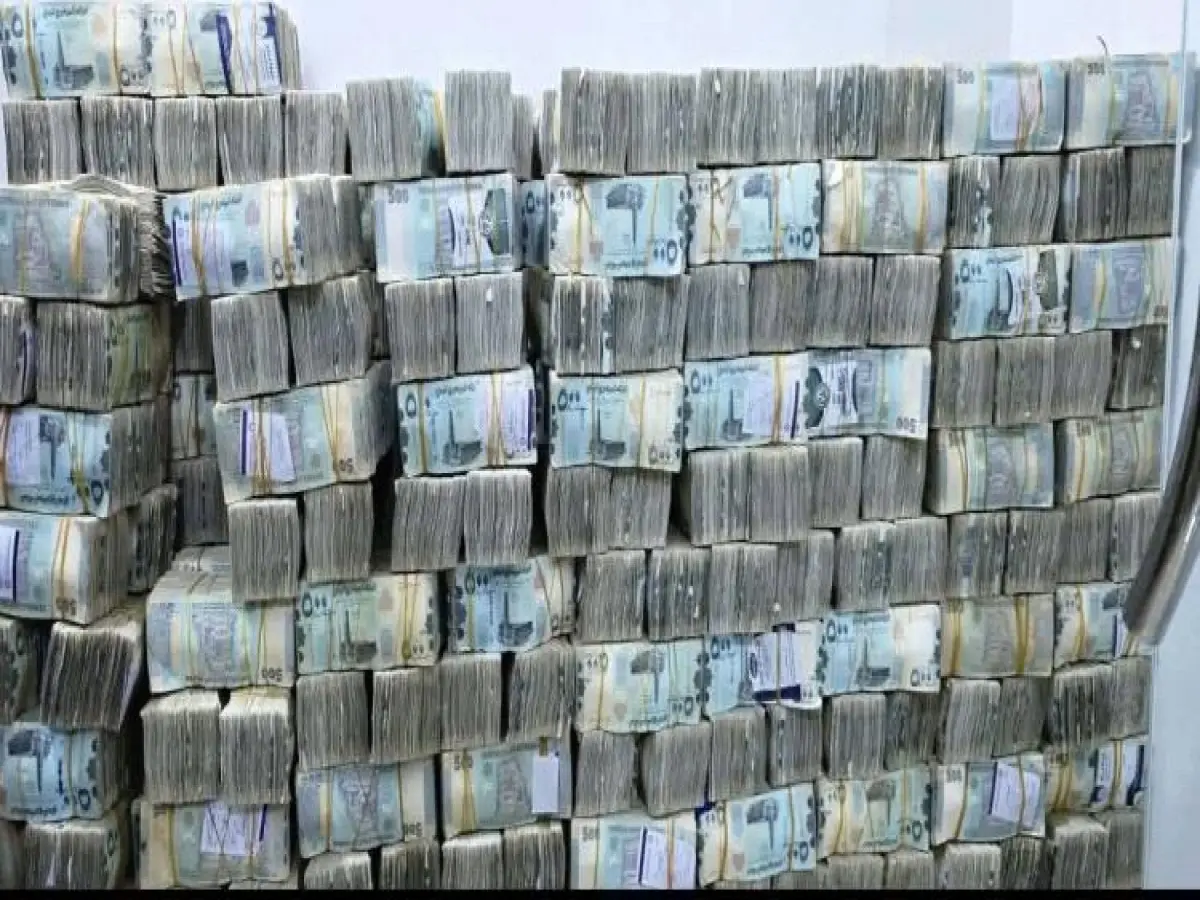 صادم: أسعار الدولار والريال السعودي في اليمن تكشف فجوة تاريخية بـ 1023 ريالاً بين عدن وصنعاء!