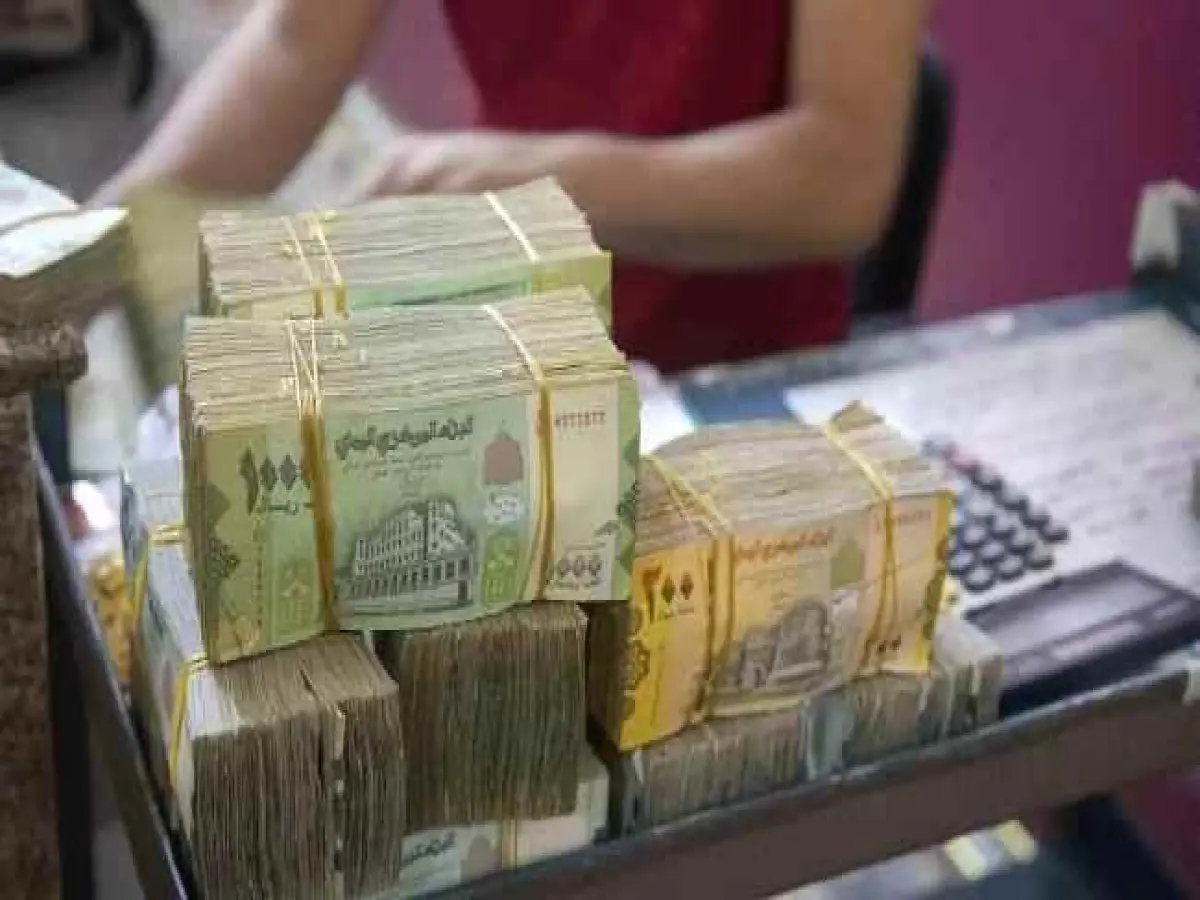 عاجل: انهيار تاريخي للريال اليمني - سعر الدولار يتخطى 2000 ريال لأول مرة في عدن! قفزة صاروخية لأكثر من 200% مقارنة بصنعاء