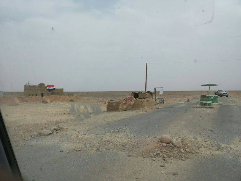 قبائل الجوف ترفع العلم الجمهوري لأول مرة منذ أربع سنوات في مواقع استعادوها من الحوثيين «صورة»