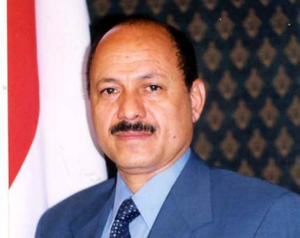 مصادر تؤكد فرار رشاد العليمي إلى خارج اليمن بالتنسيق مع أطراف خليجية
