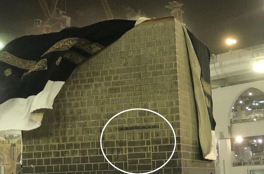 قصة باب الكعبة الثاني الذي ظهر في «مشهد» تطاير ثوبها جراء الرياح الشديدة
