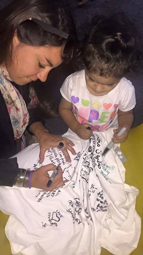 «نوران» طفلة يمنية تقوم بتعريف النشطاء الأمريكيين بقضية الصحفيين المختطفين في سجون الحوثيين (صورة)