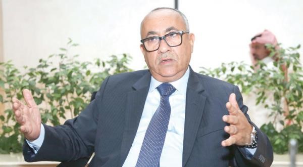 محافظ البنك المركزي يكاشف موظفي الدولة ويقول إن الحكومة مسؤولة عن كل اليمنيين (تفاصيل)