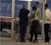 شاهد.. ضياع مفتاح بوابة صالة المغادرة يُربك حركة المسافرين في مطار عدن الدولي !.. صورة
