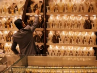 صادم: قفزة جنونية في أسعار الذهب السعودي اليوم - العيار 24 يتخطى 498 ريال لأول مرة!