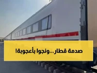 عاجل: قطار مطروح يدمر سيارة نقل محملة بأعمدة كهربائية... والنهاية معجزة!