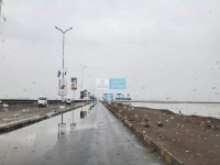 شاهد: صور مذهلة من عدن تحت المطر... الطريق البحري يتحول لمرآة مائية خلابة!