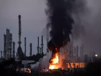 عاجل: شظايا صاروخ إيراني تشعل حريق ضخم في مصافي حيفا... إسرائيل تخفي حجم الكارثة!