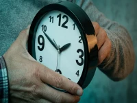 إعلان: مصر تقدم الساعة 60 دقيقة رسمياً… هل تتغير مواعيد الدراسة والعمل خلال أيام؟