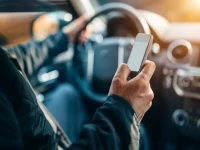 أول غرامة رسمية: محامي يُغرم 3000 ريال لمخالفة لا تُتوقع… حضور جلسة قضائية من سيارته يُعرضه للإبعاد من المهنة!